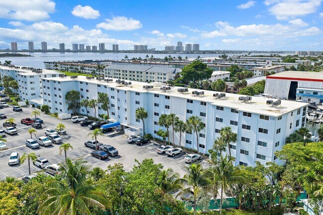 Building Photo - 108 Paradise Harbour Blvd