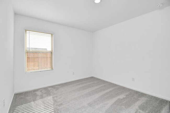 Building Photo - 1615 Windrose Bnd