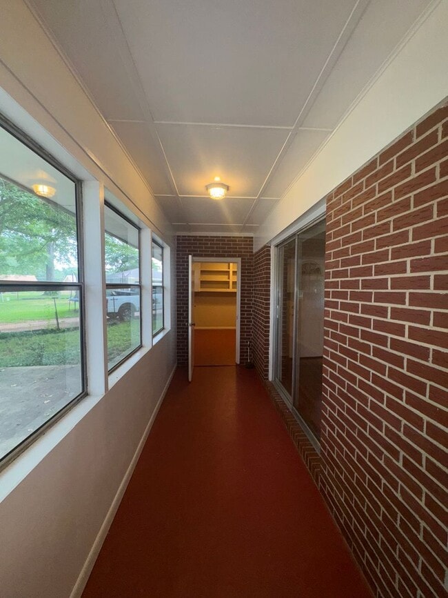 Building Photo - 551 Glade Rd E