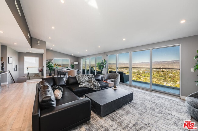 Building Photo - 7191 Pacific View Dr