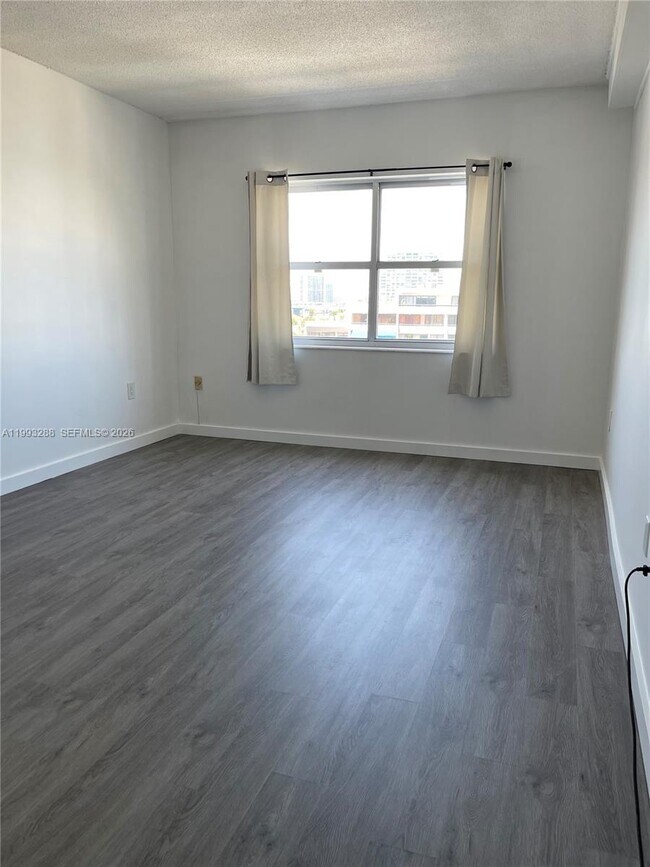 Building Photo - 400 Kings Point Dr