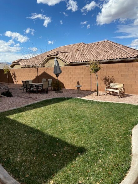 Building Photo - 351 E Barcelona Dr