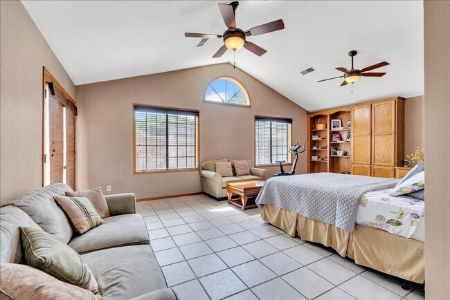 Building Photo - This home is loaded with upgrades and space in North Hanford.  Call today!