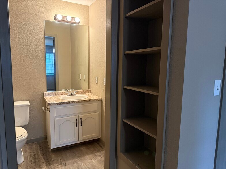 Primary Bathroom - 2804 Clifft St