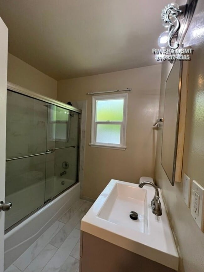 Building Photo - 3BR 1.5BA House in the Hollywood Riviera