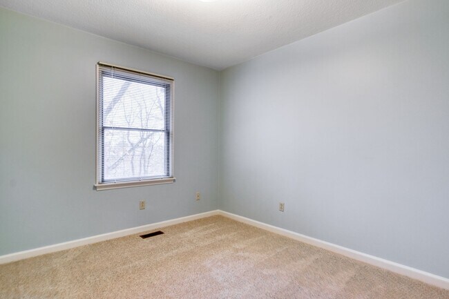 Building Photo - 3 bed/2 1/2 Bath.  Pet Friendly.  Easy access to I81/US460