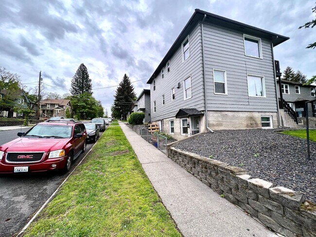 Building Photo - LOWER SOUTH HILL ONE BED NEAR HUCKLEBERRY'...