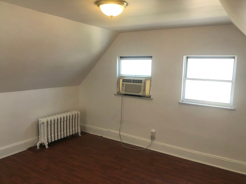 Primary Photo - 29 W Baltimore Ave