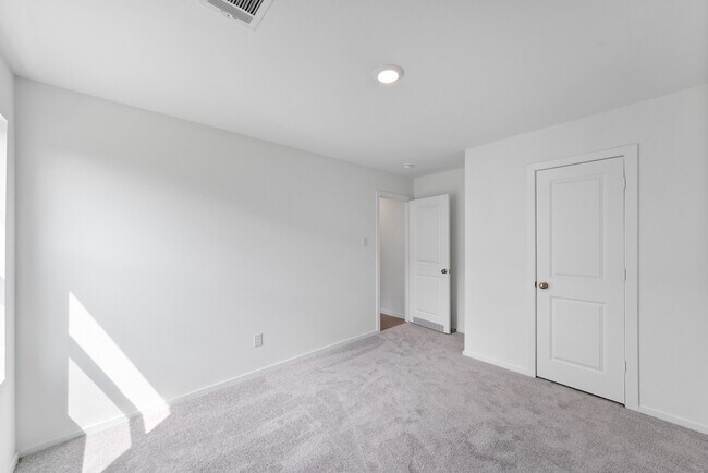 Building Photo - 3041 Majestic Sunrise Dr