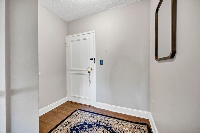 Building Photo - 2 Bedroom 1 Bathroom with Washer/Dryer