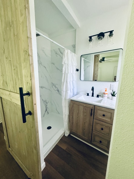 Building Photo - 629 Melrose St