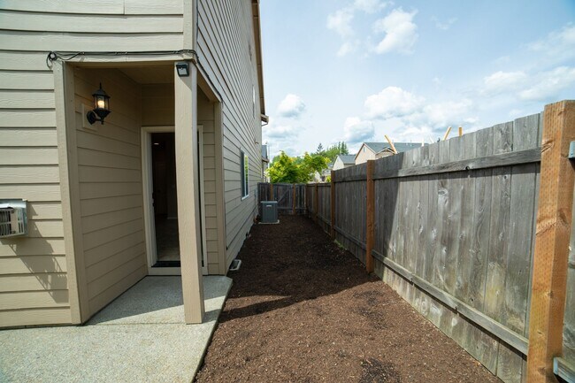 Building Photo - Newer Construction Townhome in Canby