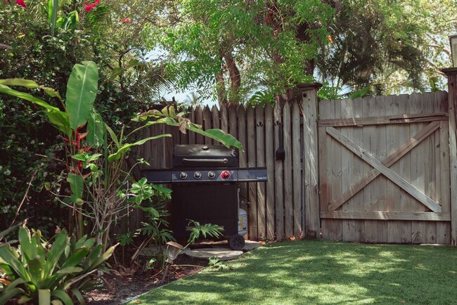 Building Photo - 446 27th St