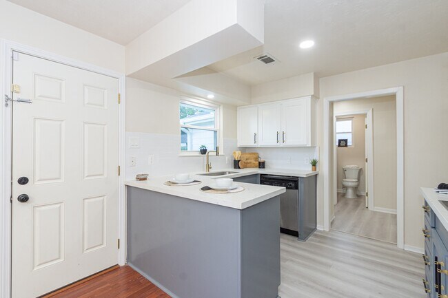 Building Photo - 5834 Overdale St