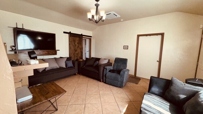 Building Photo - 2565 Kansas Ave