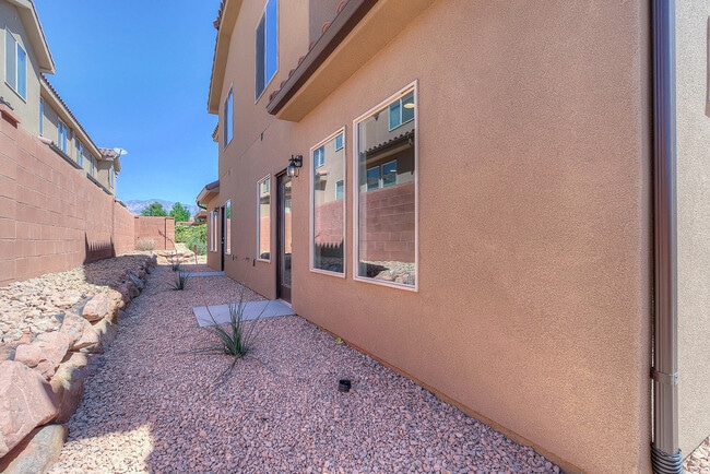 Building Photo - 4 Bedroom End Unit in Sienna Hills! Small Dog Friendly!