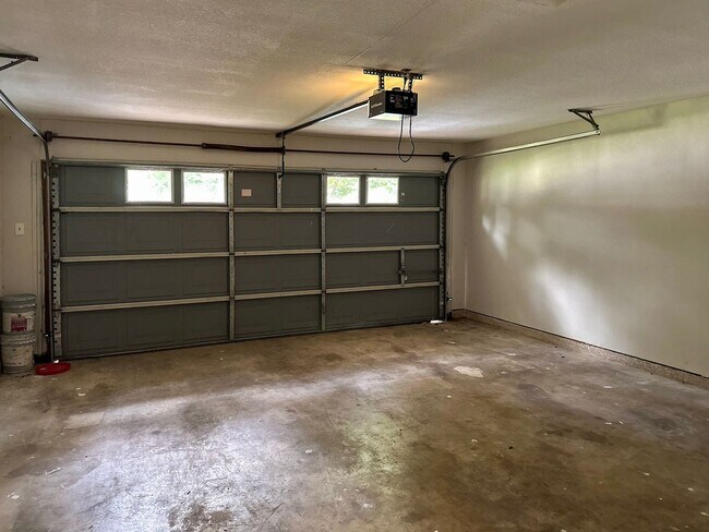 Building Photo - 4 Bedroom / 2 Bath / 2 Car Garage