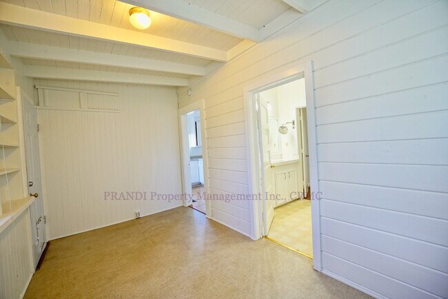 Building Photo - Victorian Style Home Close to Downtown