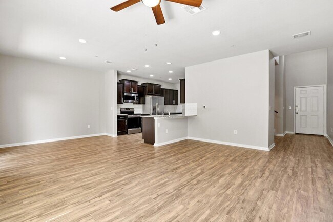 Building Photo - 516 E Slaughter Ln