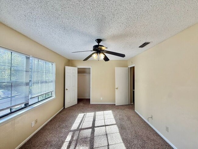 Building Photo - Available Now! 3 bedroom 2.5 bath townhome in Tyler