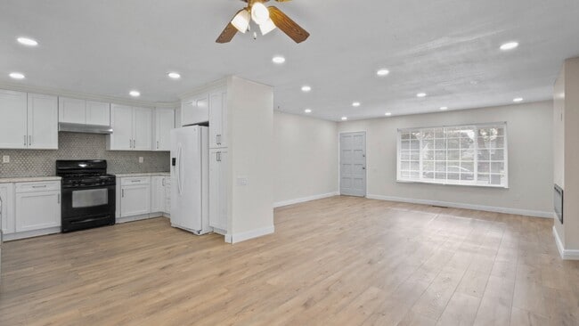 Building Photo - 493 Landsdown Cir