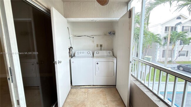 Building Photo - 2803 N Oakland Forest Dr