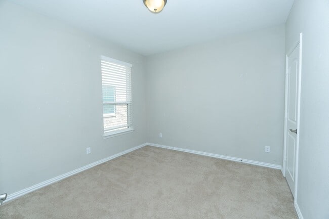 Building Photo - 2813 Barnsley Dr
