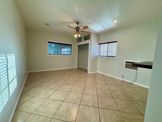 Building Photo - 825 San Marino Ave