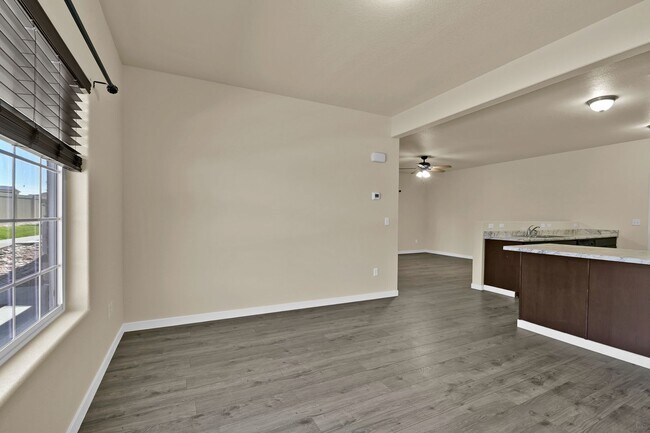 Building Photo - Move-In Ready Townhome with Luxury Finishe...