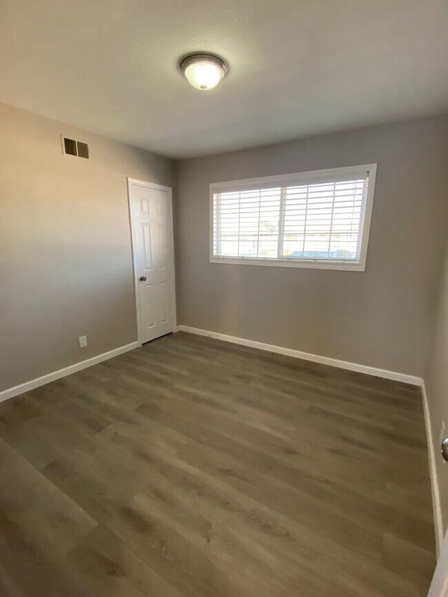 Building Photo - 4 Bedroom in Simi Valley
