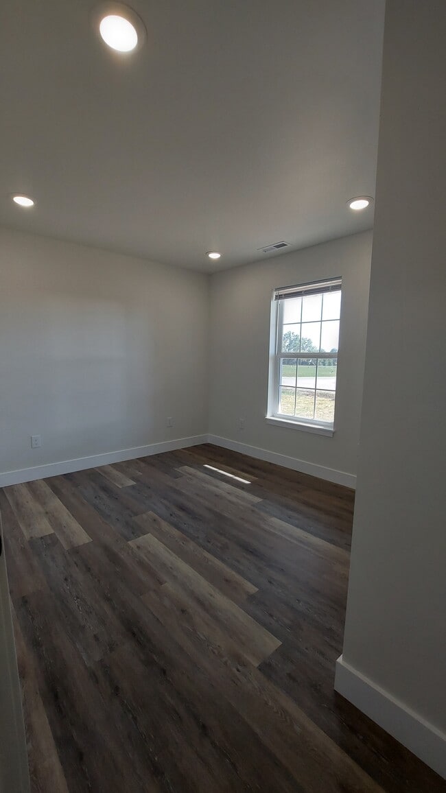 Building Photo - 517 Eagle St