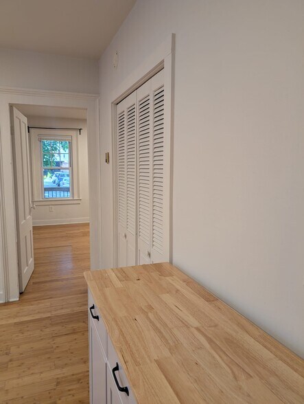 LR large closet - 40 Lyon St
