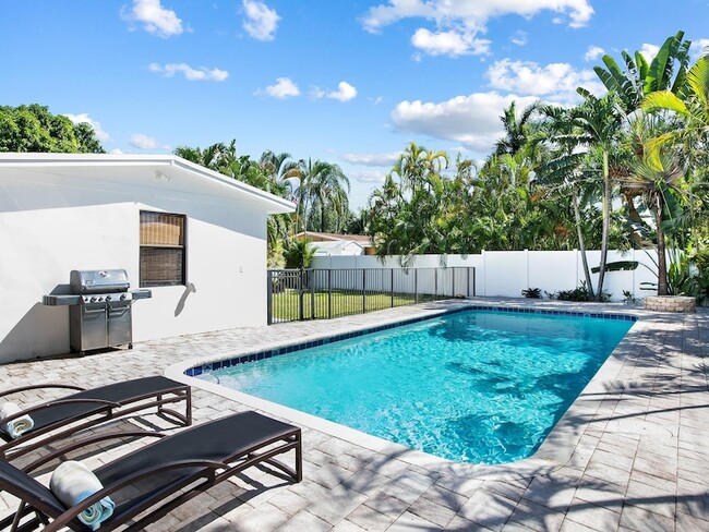 Building Photo - 413 NE 25th Ave