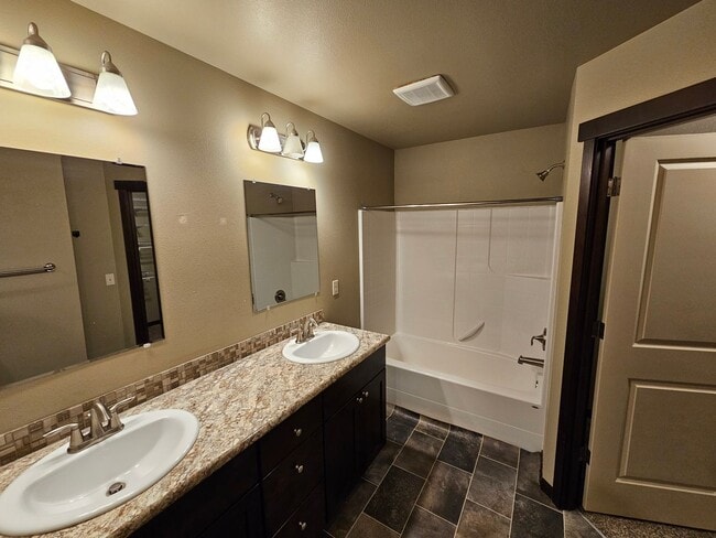 Building Photo - 713 Park Ln