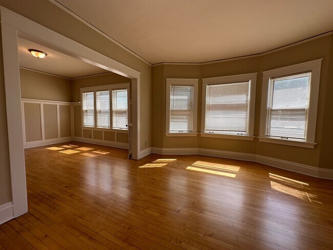 Building Photo - $1325-2 BD/1 BA w/ Heat- HALF OFF FIRST MONTH