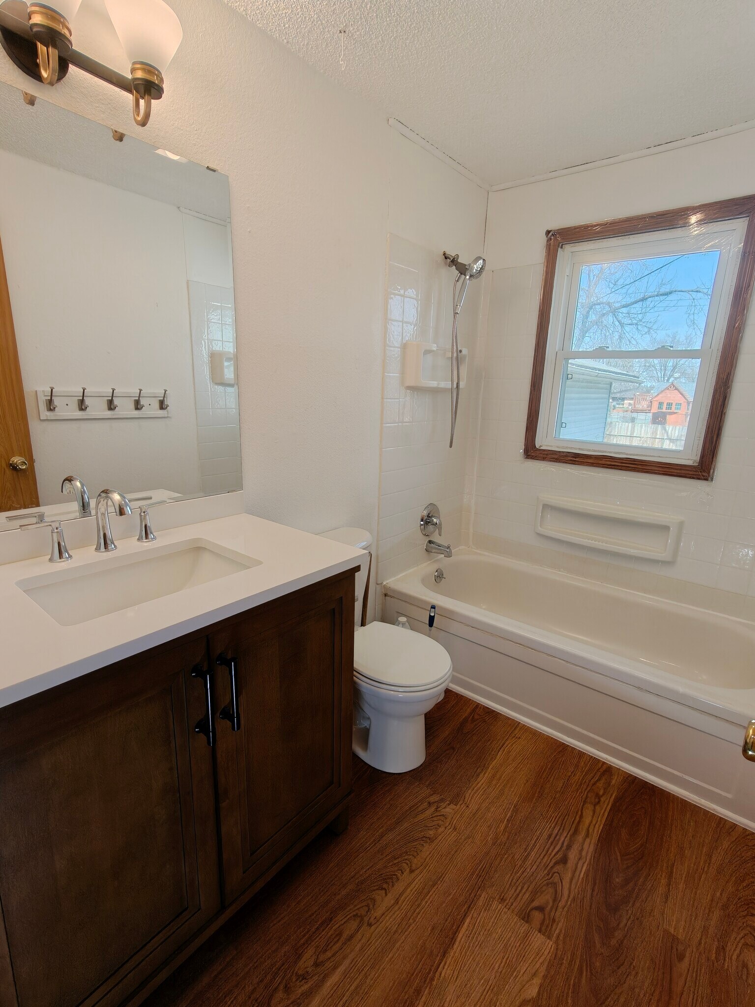 FULL BATHROOM - 2212 Bartlett Ave