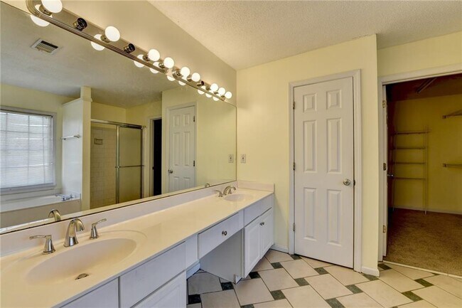 Building Photo - 435 Leasingham Way