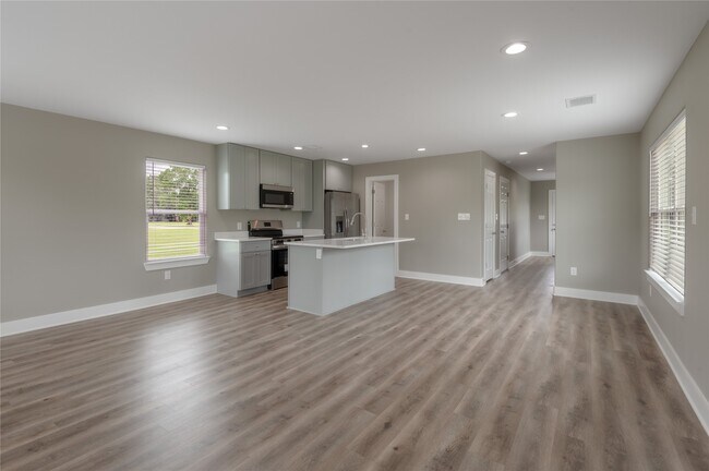Building Photo - 250 Shady Oaks