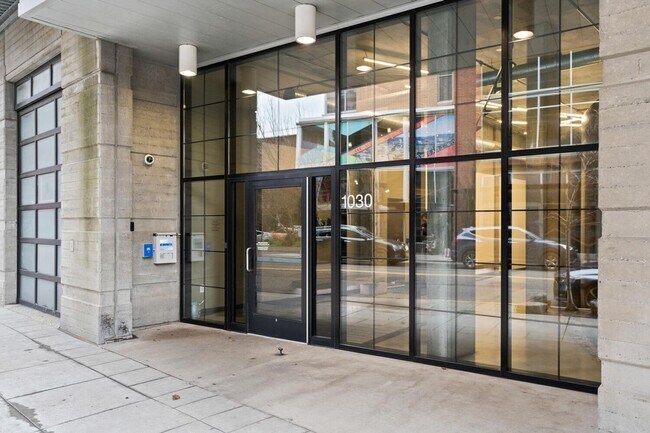 Building Photo - **FURNISHED** Streetcar Lofts studio w/parking/storage/Juliette balcony/fitness center/courtyard ...