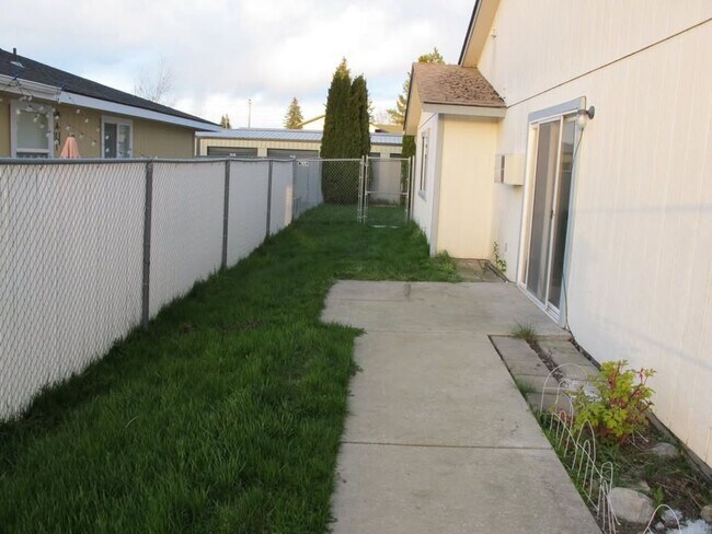 Building Photo - **Winter Special** 2 bed 1 bath duplex