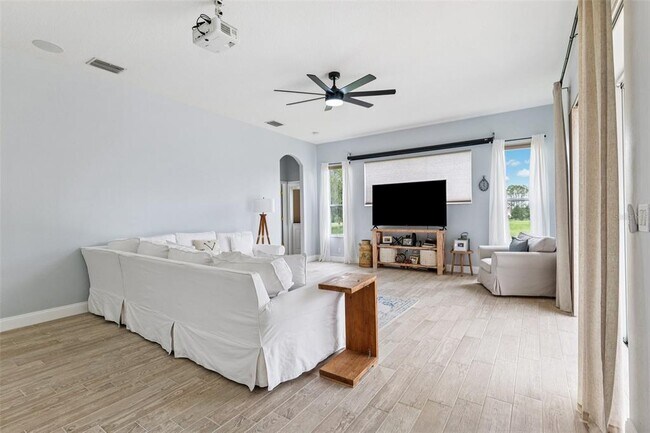 Building Photo - 13049 Thoroughbred Dr