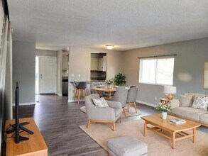 Building Photo - Spacious 3-bedroom, 2.5-bathroom Townhome