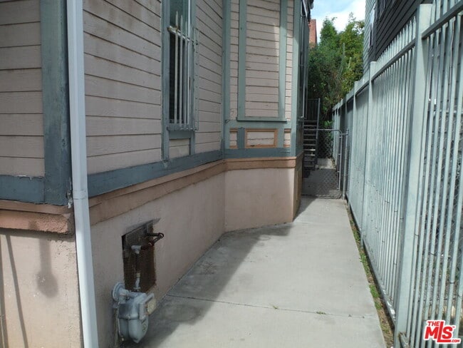 Building Photo - 1805 W 12th Pl