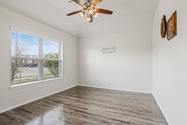 Building Photo - 627-627 E Fairway Lake Dr