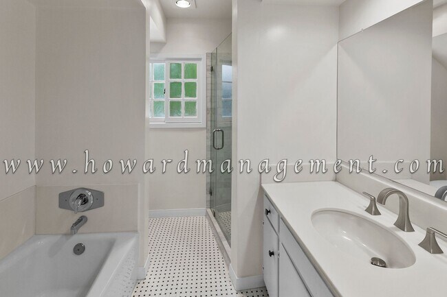 Building Photo - Contemporary Style 5bed/5bath Home with Ad...