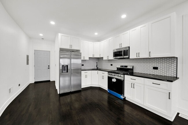 Building Photo - 6607 S Oakley Ave