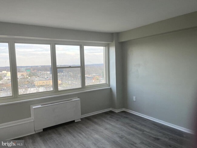 Building Photo - 1407 Barclay Towers