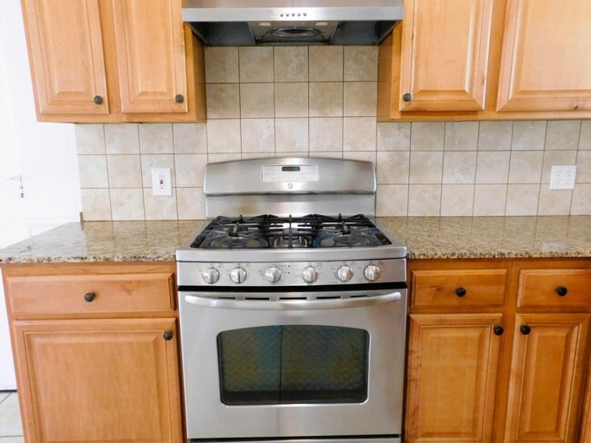 Building Photo - 1045 Oxford Ave