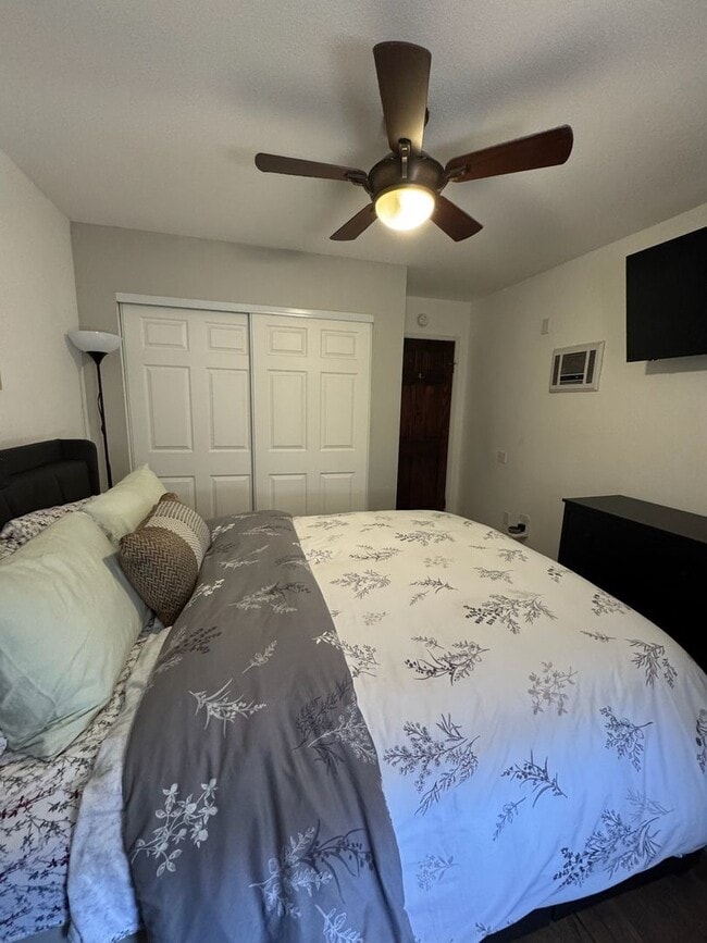 Building Photo - Special!! Spacious 1 bedroom condo central...