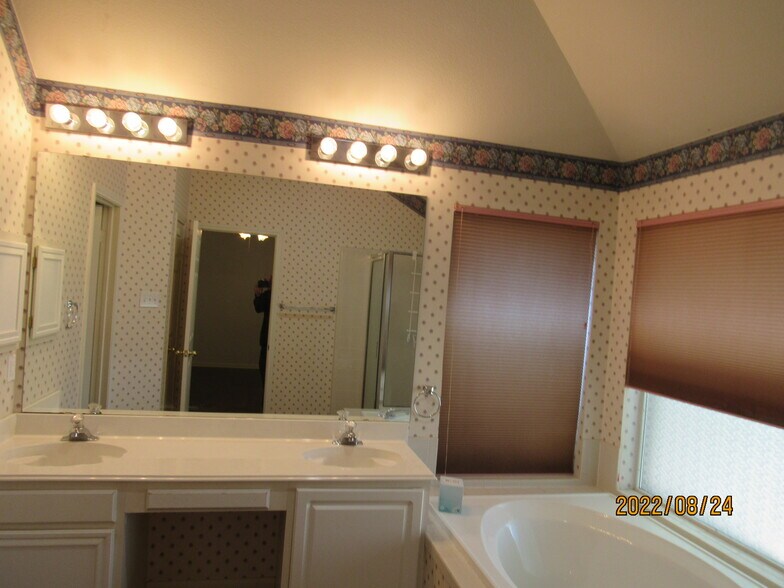Building Photo - 9415 Pine Arbor